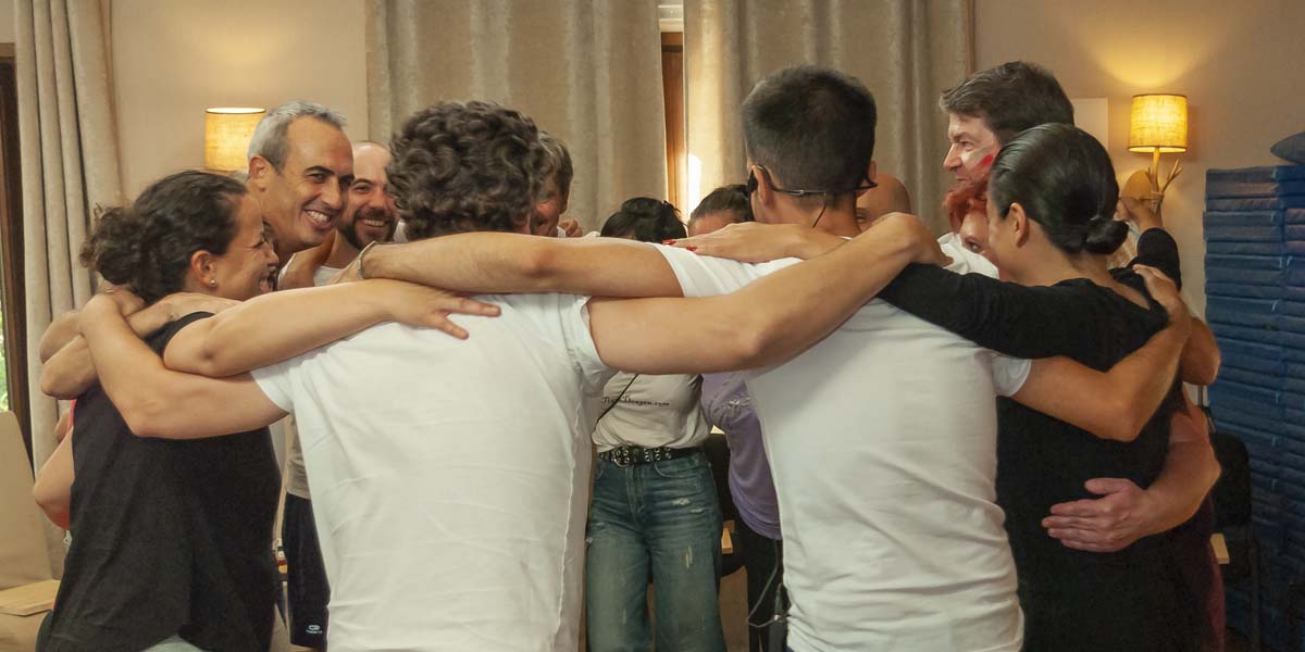 abrazo colectivo experiencia oso, tigre y dragón, sesión dinámica de coaching for success coaching empresarial